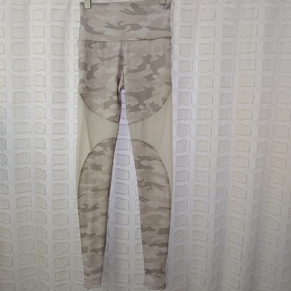 Onzie Camo Mesh Stirrup Leggings XS - Picture 2 of 12